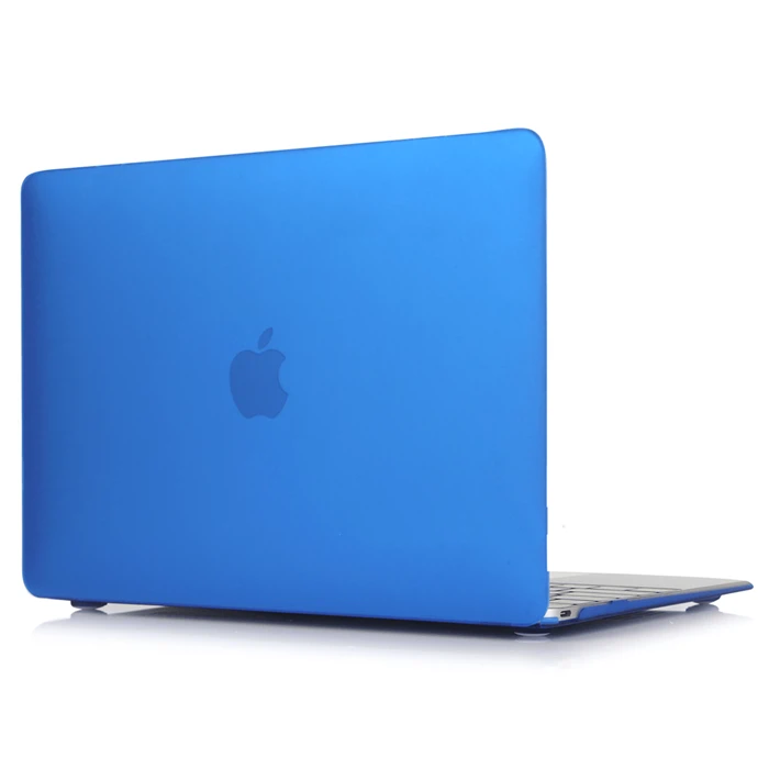 En sølvfarvet Apple MacBook-laptop, der er delvist åben, med et lyseblåt beskyttelsesetui, der dækker bagsiden og siderne.